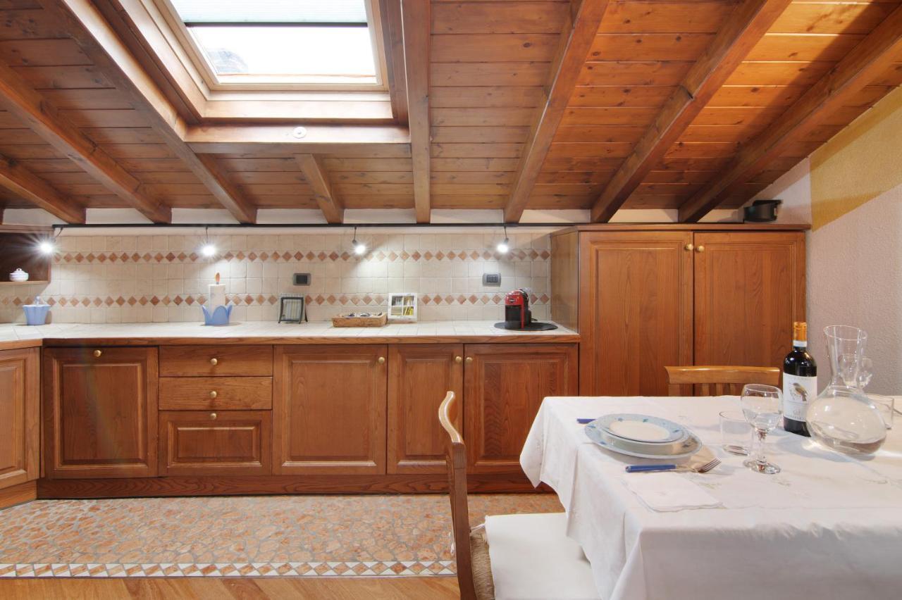 La Mansarda Di Eros E Tiziana Apartment Lanzo D'intelvi Bagian luar foto
