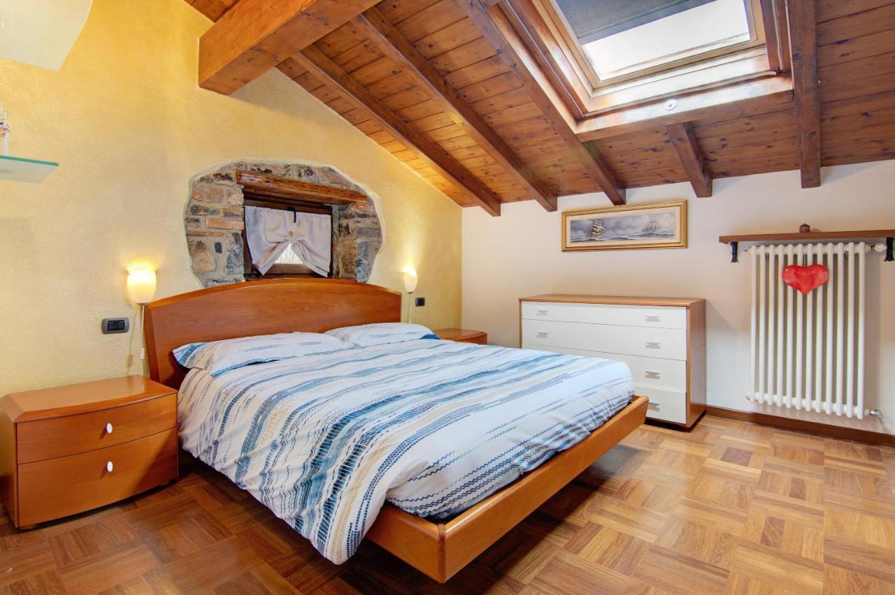 La Mansarda Di Eros E Tiziana Apartment Lanzo D'intelvi Bagian luar foto