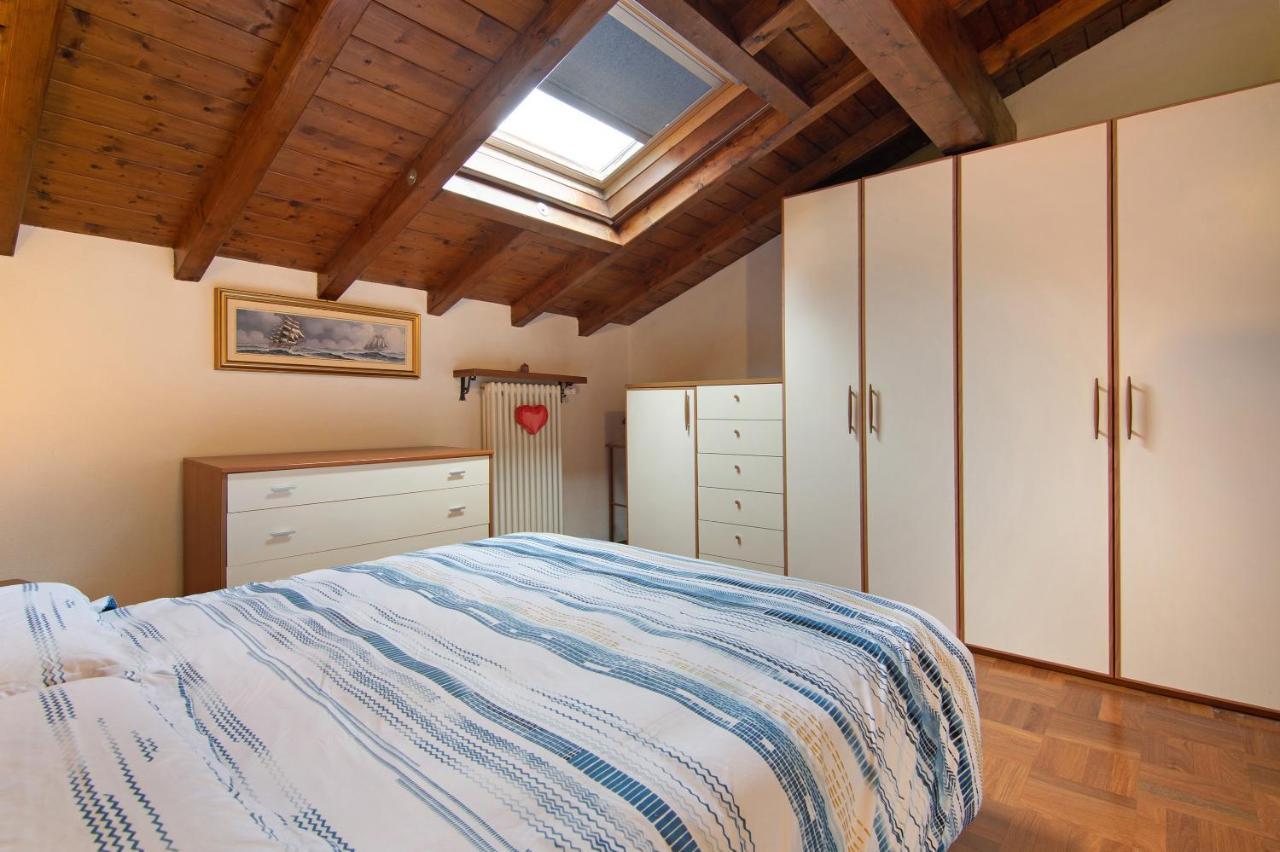 La Mansarda Di Eros E Tiziana Apartment Lanzo D'intelvi Bagian luar foto